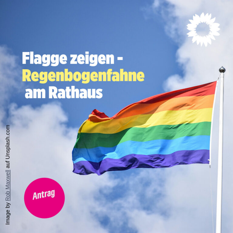 Flagge zeigen-Regenbogenfahne am Rathaus